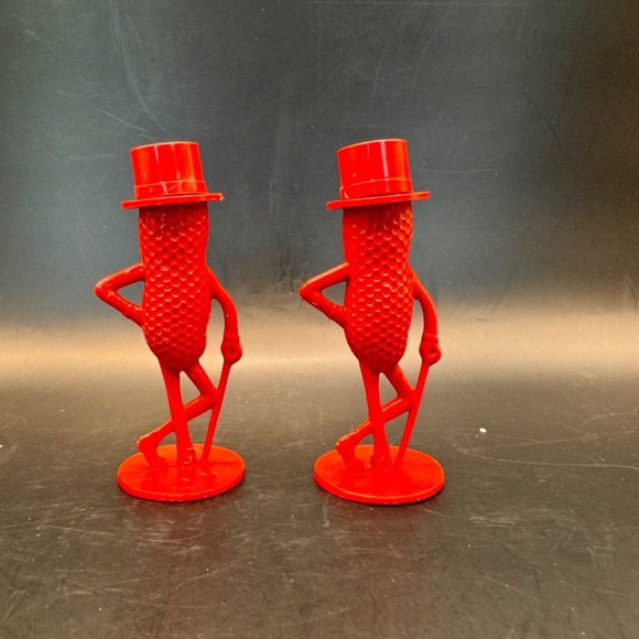 Red Mr. Peanut plastic salt and pepper shaker set. Excellent vintage condition. - Picture 3 of 9